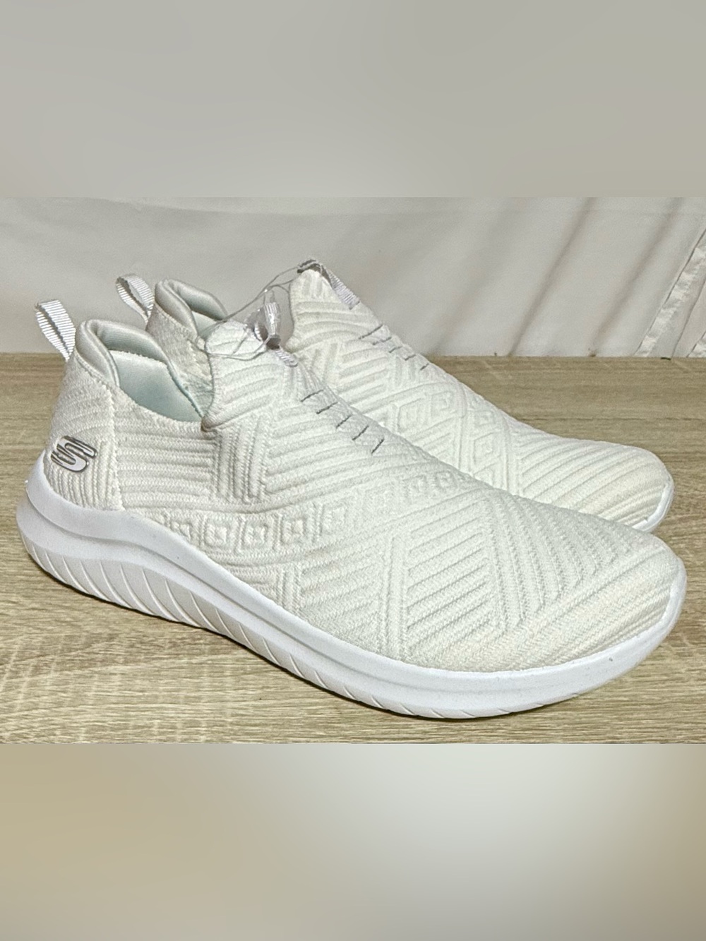 SKECHERS Women's Ultra Flex White Slip-on Shoe, Sz 8.5 - New